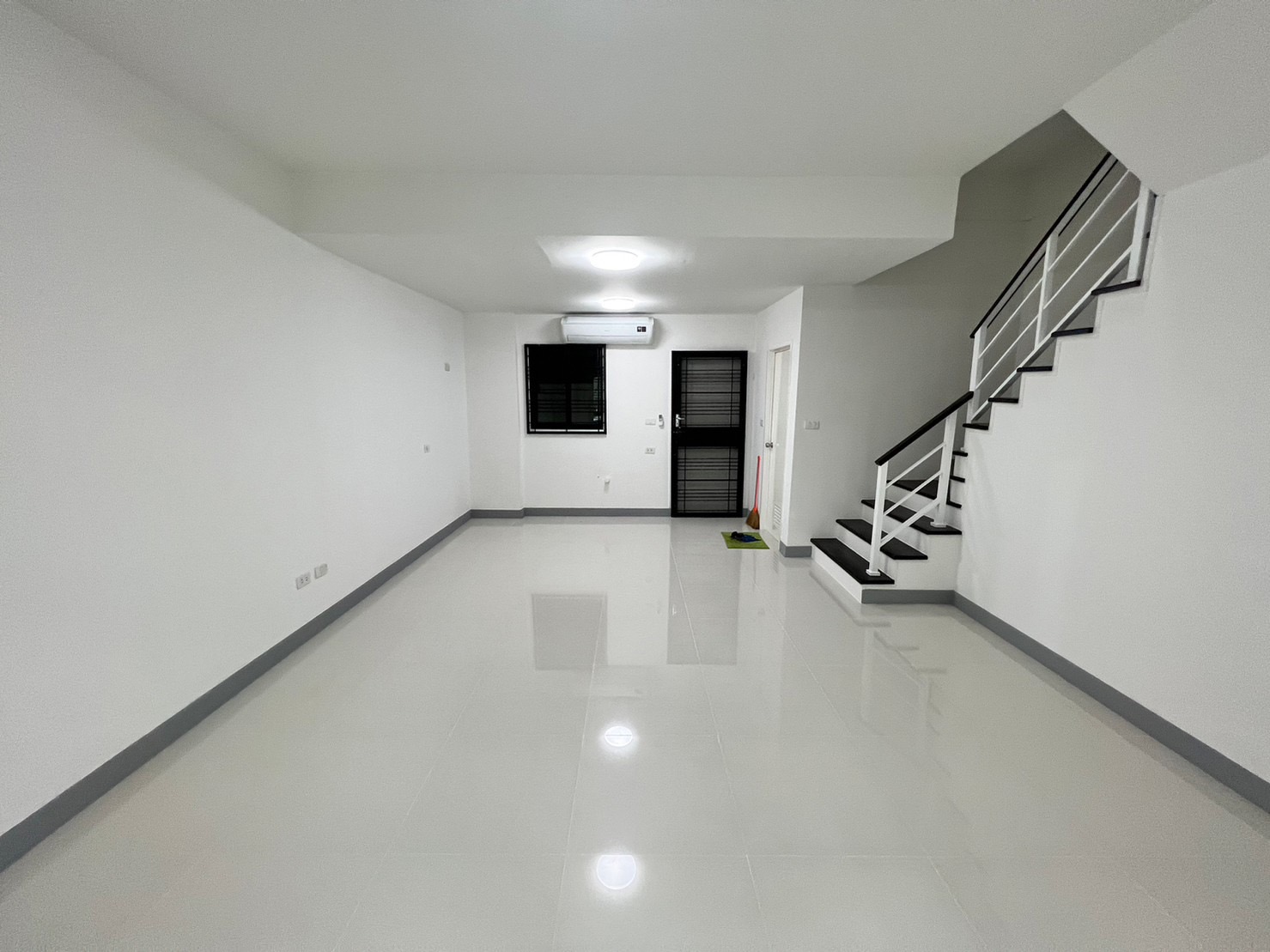 ทาวน์โฮม 3 ชั้น รีโนเวทใหม่ แปลงมุมกลับรถ
